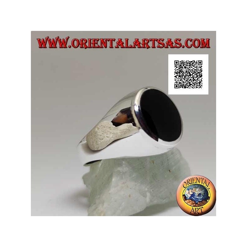 Silver ring with round onyx flush with raised edge on smooth frame