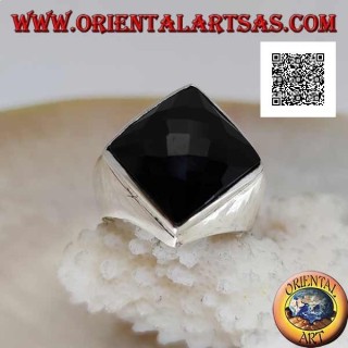 Anillo de plata con ónix romboidal cuadrado facetado en engaste liso