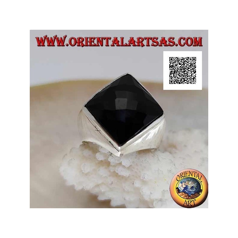 Anillo de plata con ónix romboidal cuadrado facetado en engaste liso