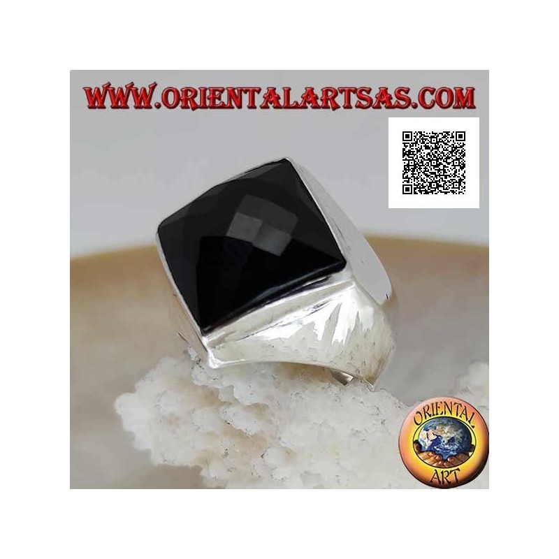 Anello in argento con onice romboidale quadrata sfaccettata su montatura liscia