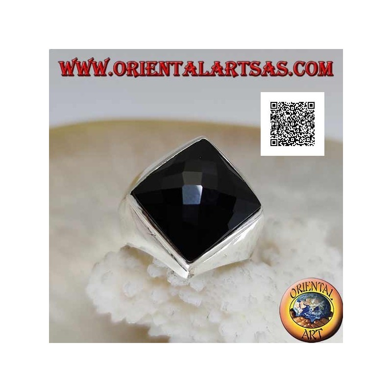 Anello in argento con onice romboidale quadrata sfaccettata su montatura liscia
