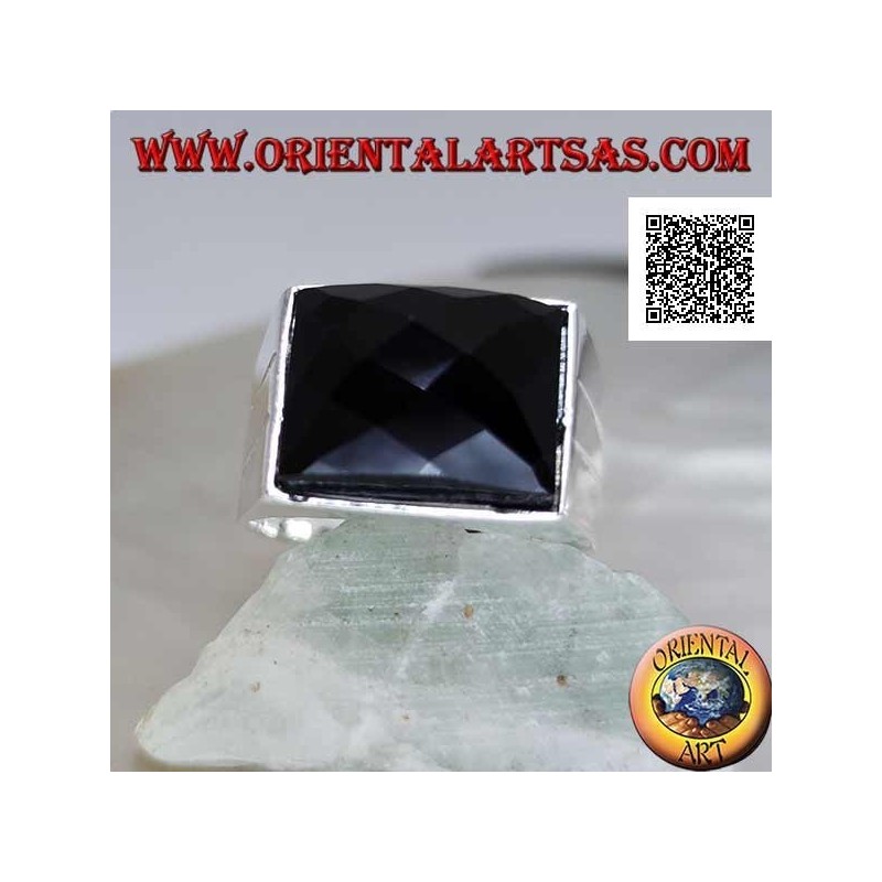 Anello in argento con onice curva rettangolare sfaccettata su montatura liscia con due righe laterali