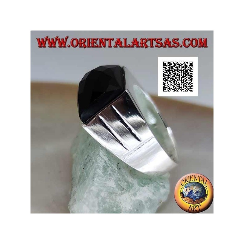 Anillo de plata con ónix curvado rectangular facetado sobre marco liso con dos líneas laterales