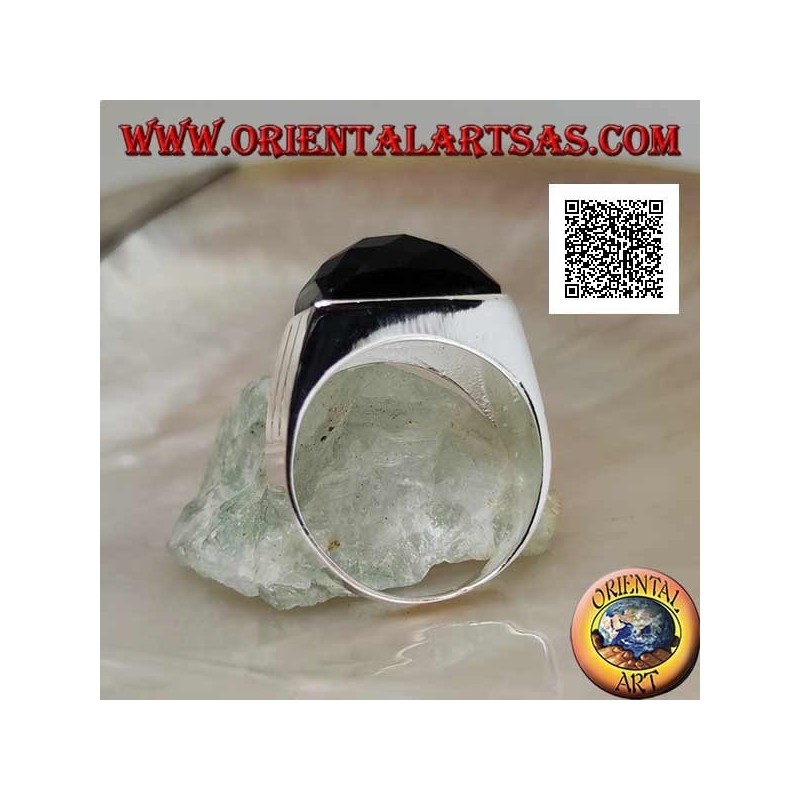 Anillo de plata con ónix curvado rectangular facetado sobre marco liso con dos líneas laterales
