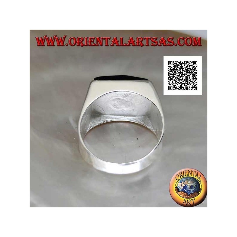Anello in argento con onice curva rettangolare sfaccettata su montatura liscia con due righe laterali