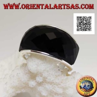 Anello in argento con onice curva bombata rettangolare sfaccettata su montatura liscia