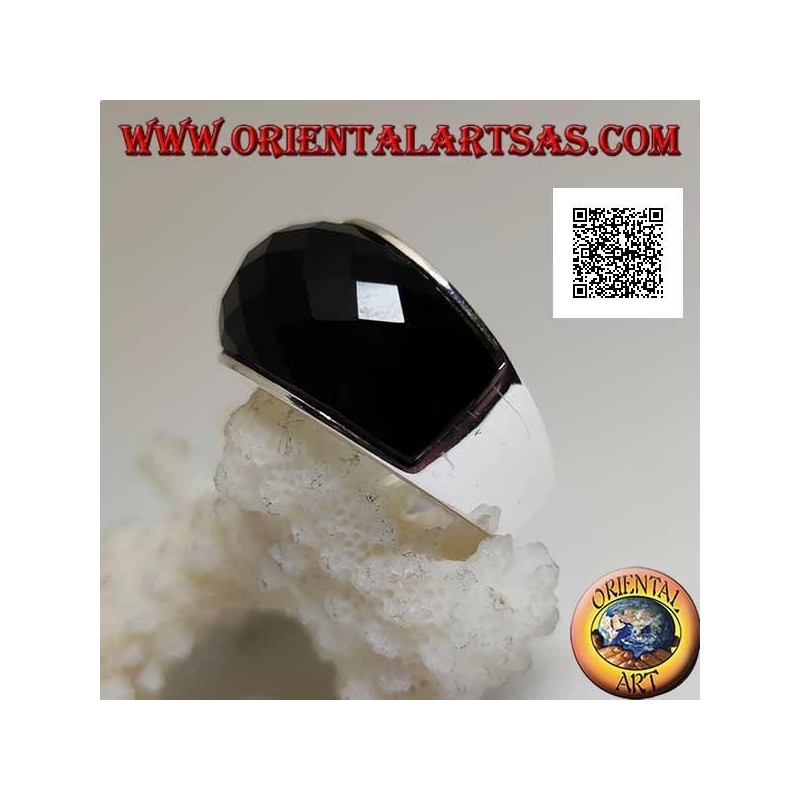 Anello in argento con onice curva bombata rettangolare sfaccettata su montatura liscia