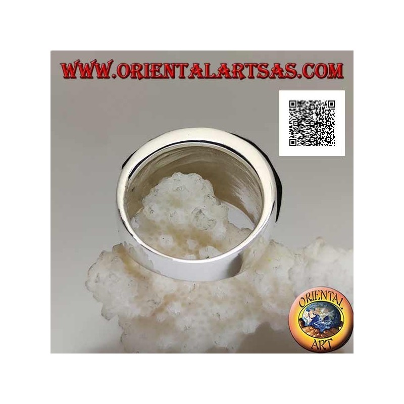 Bague en argent avec onyx bombé à facettes rectangulaire arrondi sur monture lisse