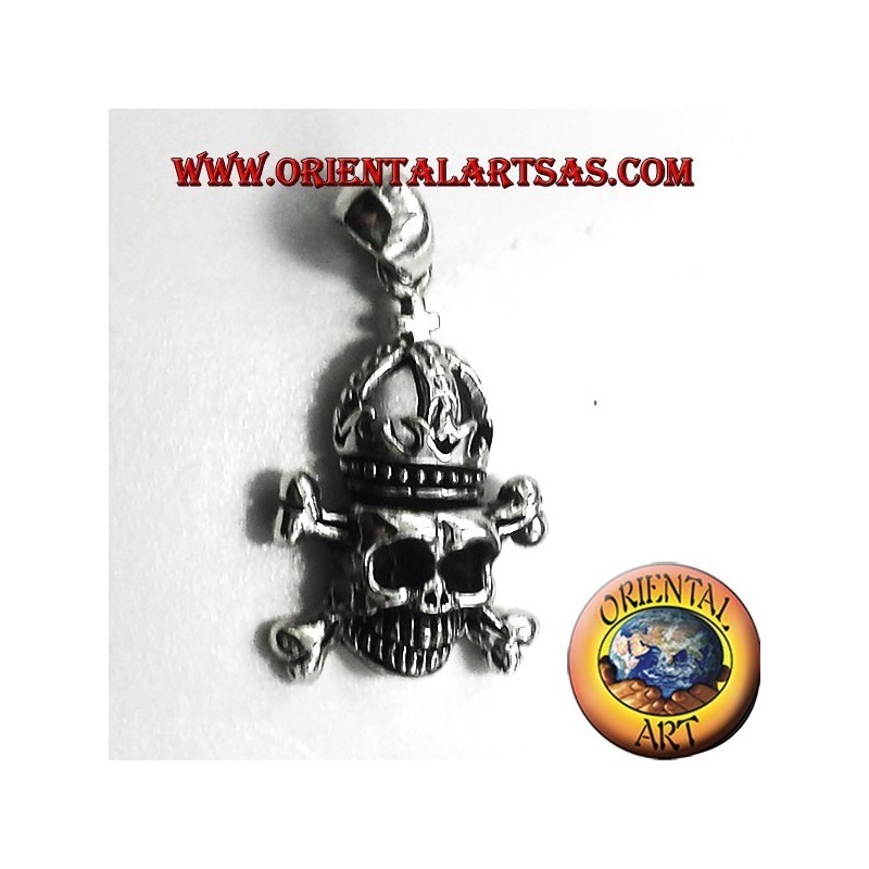 Colgante del cráneo con la corona de plata