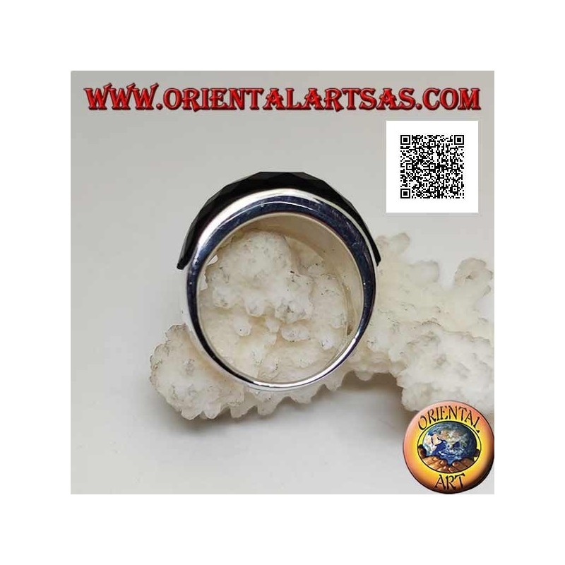 Anello in argento con onice curva bombata rettangolare sfaccettata su montatura liscia