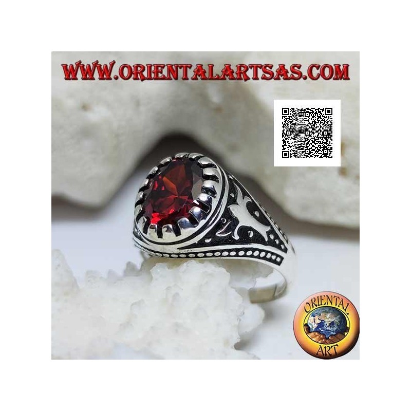 Bague en argent avec grenat ovale facetté avec motif impérial gravé sur les côtés