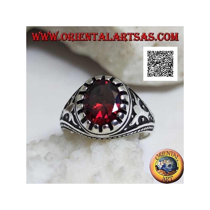 Bague en argent avec grenat ovale facetté avec motif impérial gravé sur les côtés
