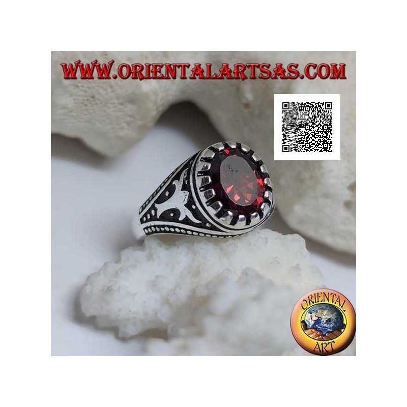 Anello in argento con granato ovale sfaccettato con motivo imperiale inciso sui lati