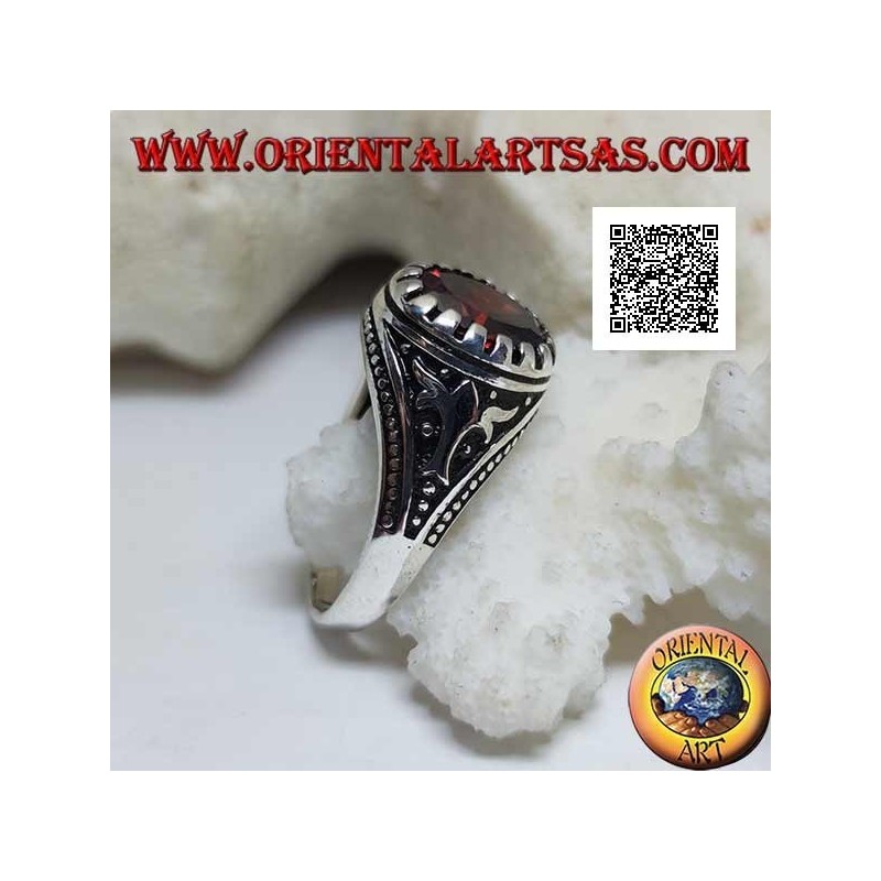 Anello in argento con granato ovale sfaccettato con motivo imperiale inciso sui lati