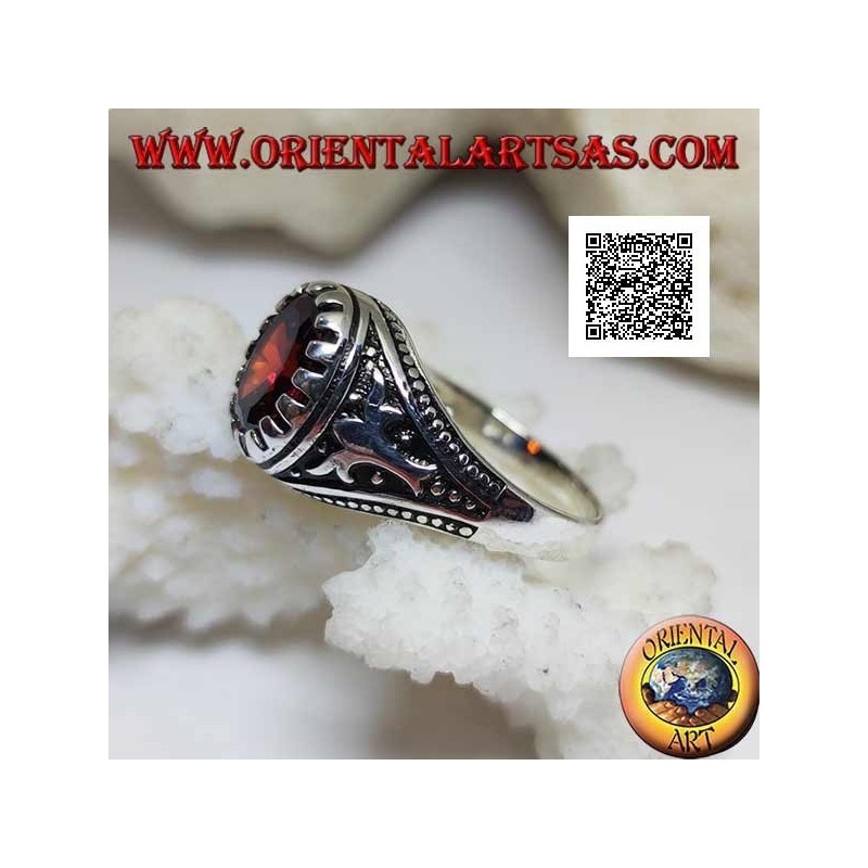 Bague en argent avec grenat ovale facetté avec motif impérial gravé sur les côtés