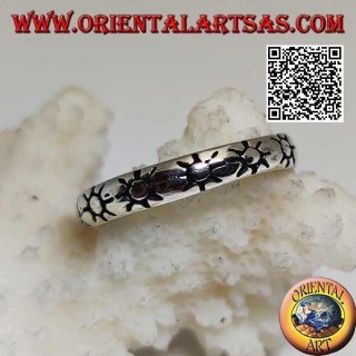 Anillo de plata ligeramente redondeado con soles grabados