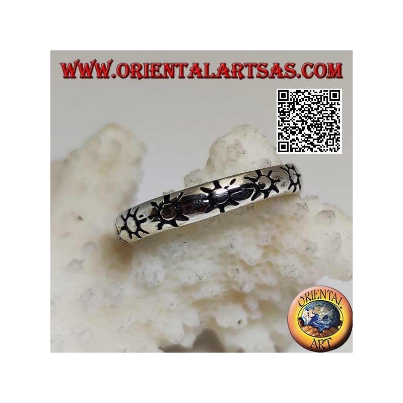 Bague en argent légèrement arrondie avec soleils gravés