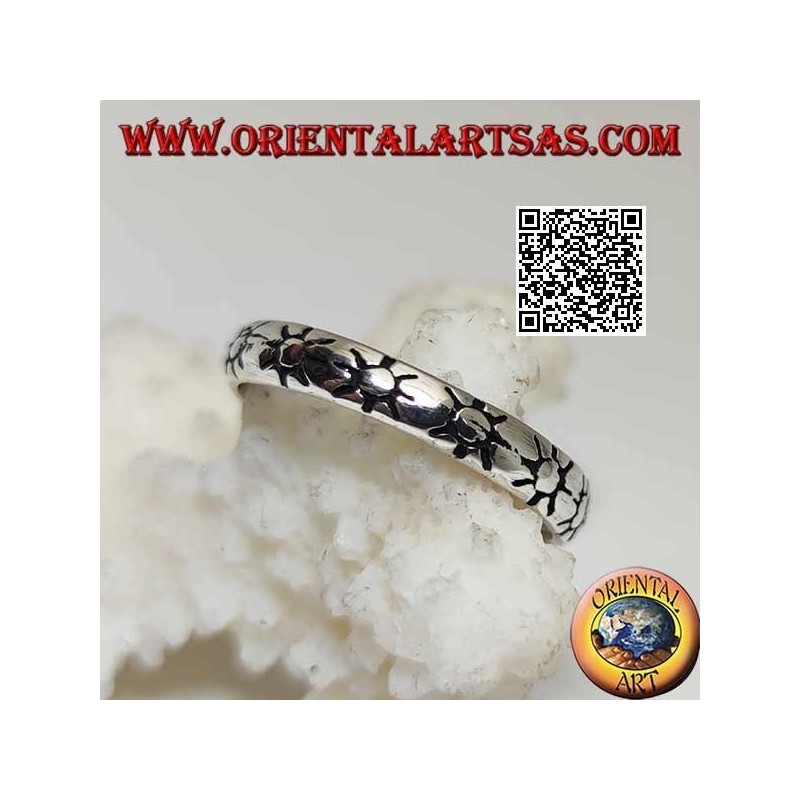 Bague en argent légèrement arrondie avec soleils gravés