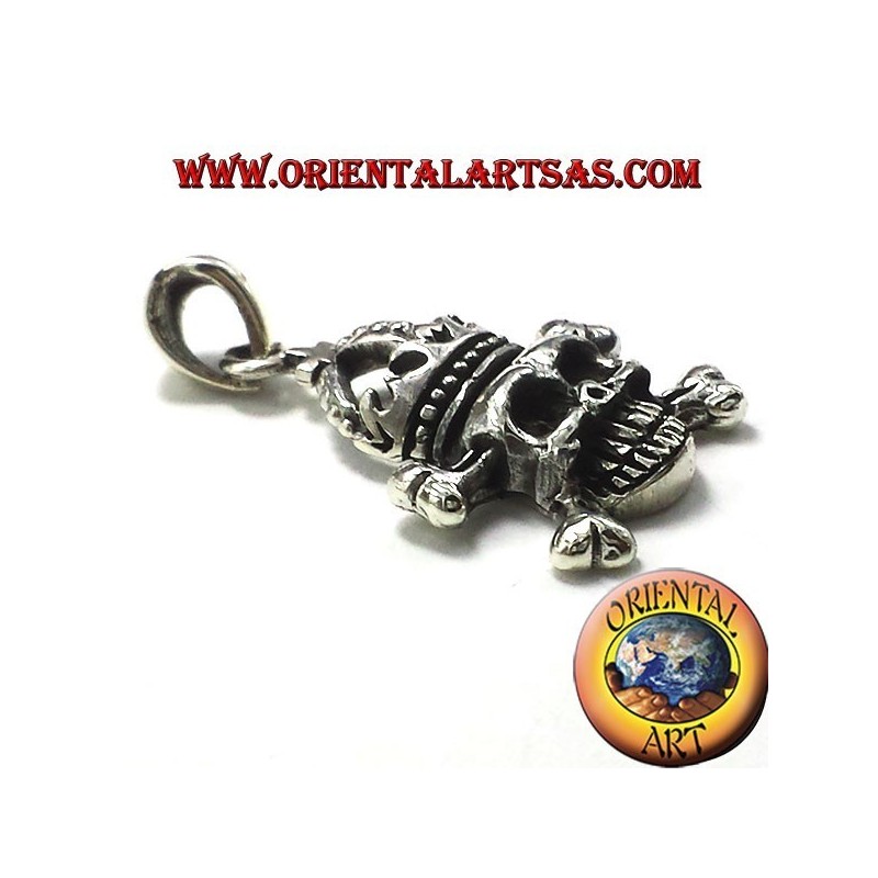 Colgante del cráneo con la corona de plata