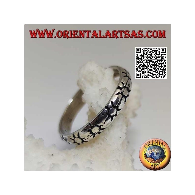 Anillo de plata ligeramente redondeado con soles grabados