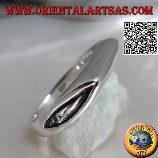 Anillo plateado liso en forma de hoja de hacha en la parte delantera