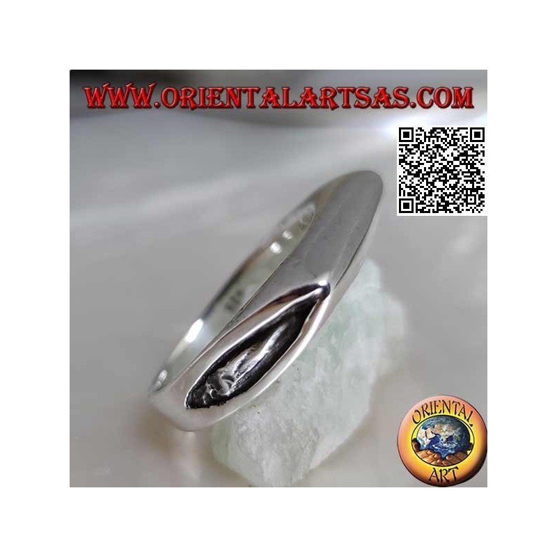 Glatter silberner Ring in Form einer Axtklinge auf der Vorderseite