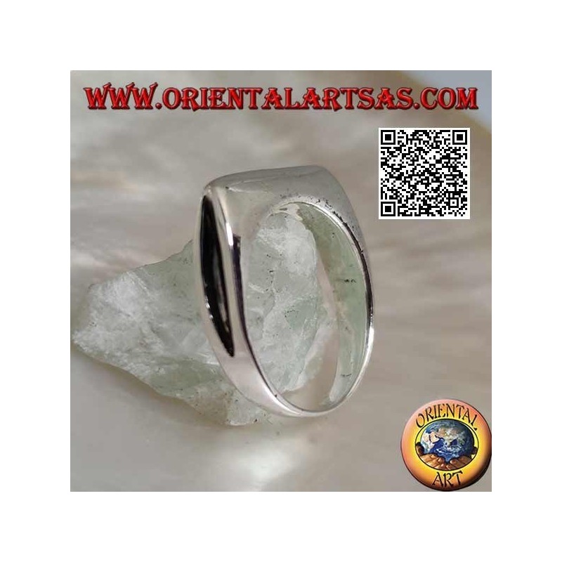 Anello in argento liscio a forma di lama d'ascia sul davanti