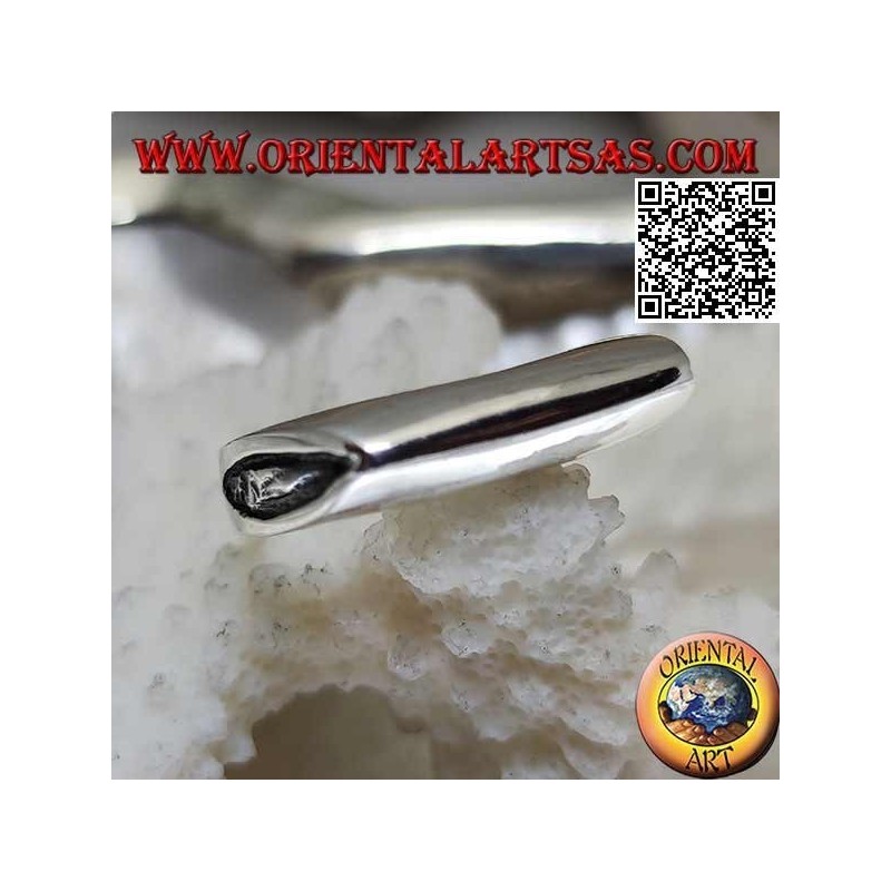 Glatter silberner Ring in Form einer Axtklinge auf der Vorderseite