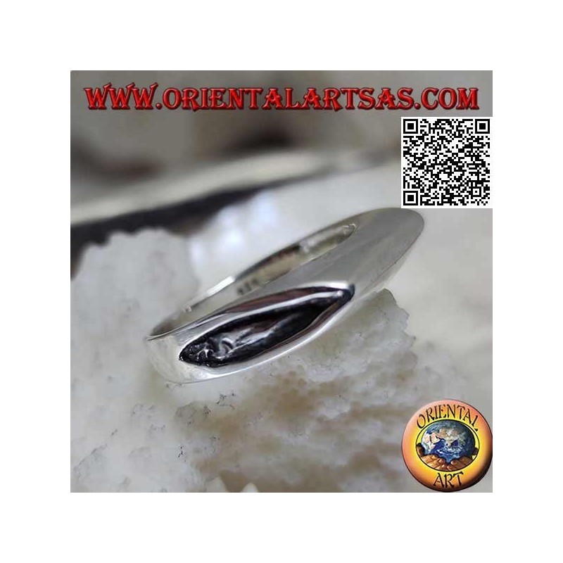 Anello in argento liscio a forma di lama d'ascia sul davanti