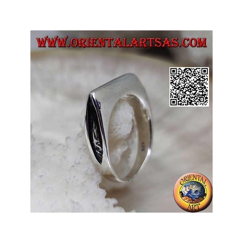 Anillo plateado liso en forma de hoja de hacha en la parte delantera
