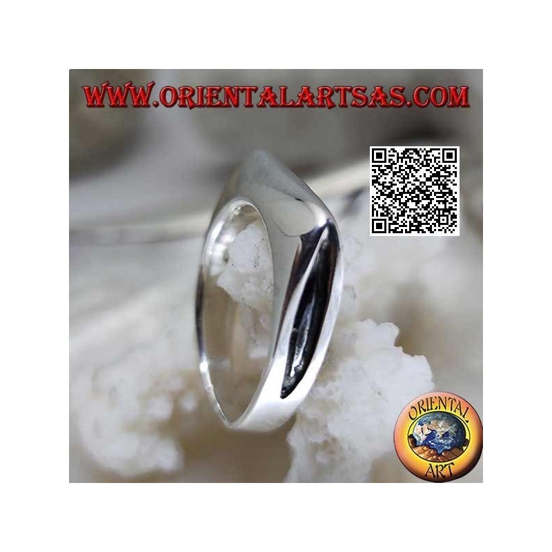 Anillo plateado liso en forma de hoja de hacha en la parte delantera