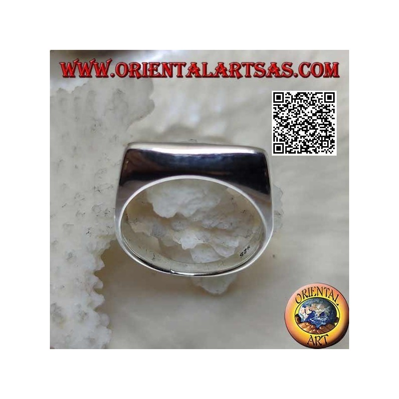 Bague en argent lisse en forme de lame de hache sur le devant