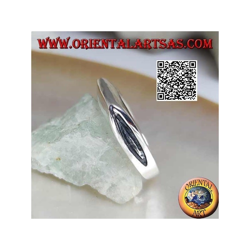 Bague en argent lisse en forme de lame de hache sur le devant