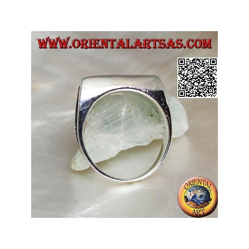 Bague en argent lisse en forme de lame de hache sur le devant