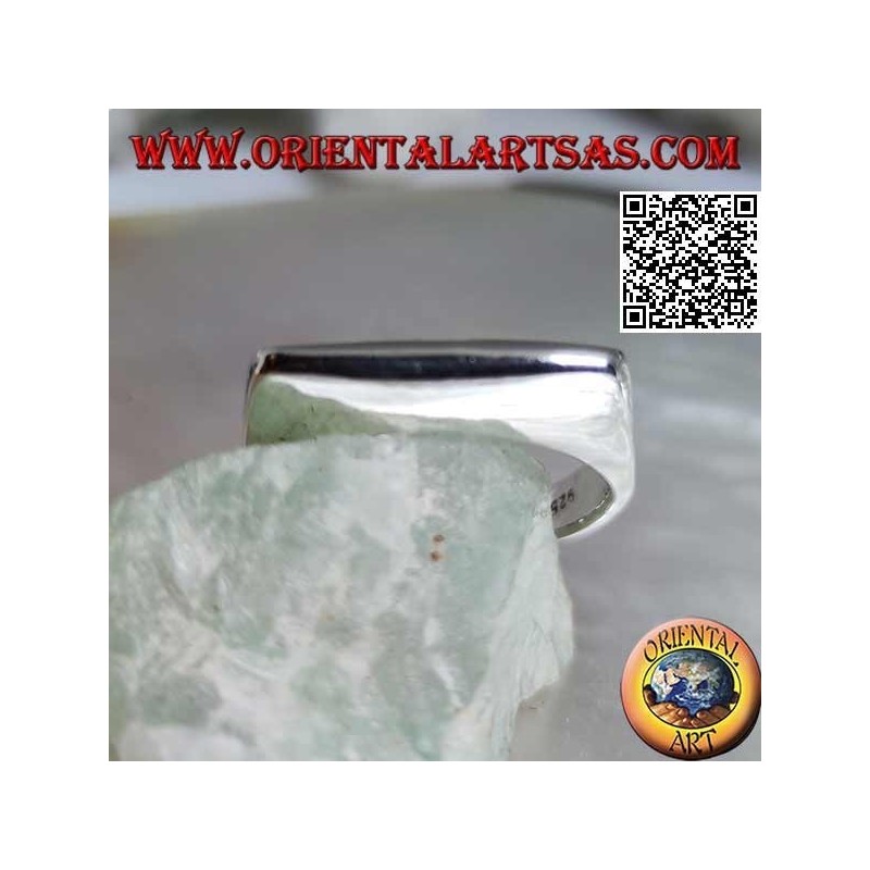 Bague en argent lisse en forme de lame de hache sur le devant