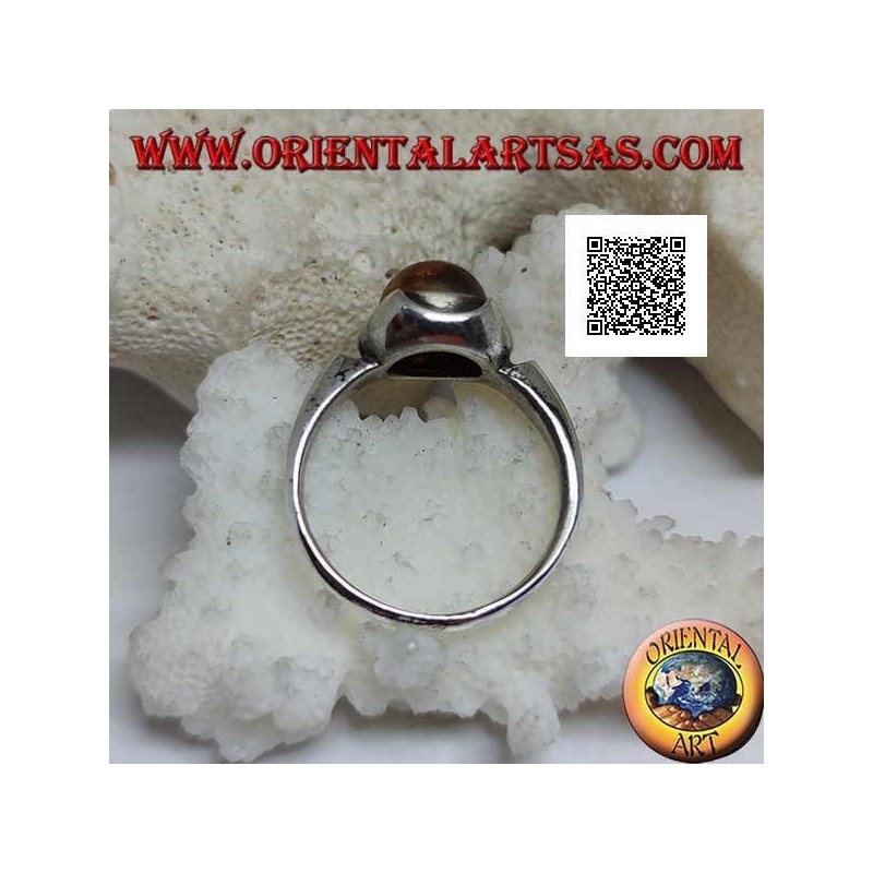 Silberring mit rundem Cabochon-Bernstein, umgeben von Halbkreisen auf einer glatten Fassung