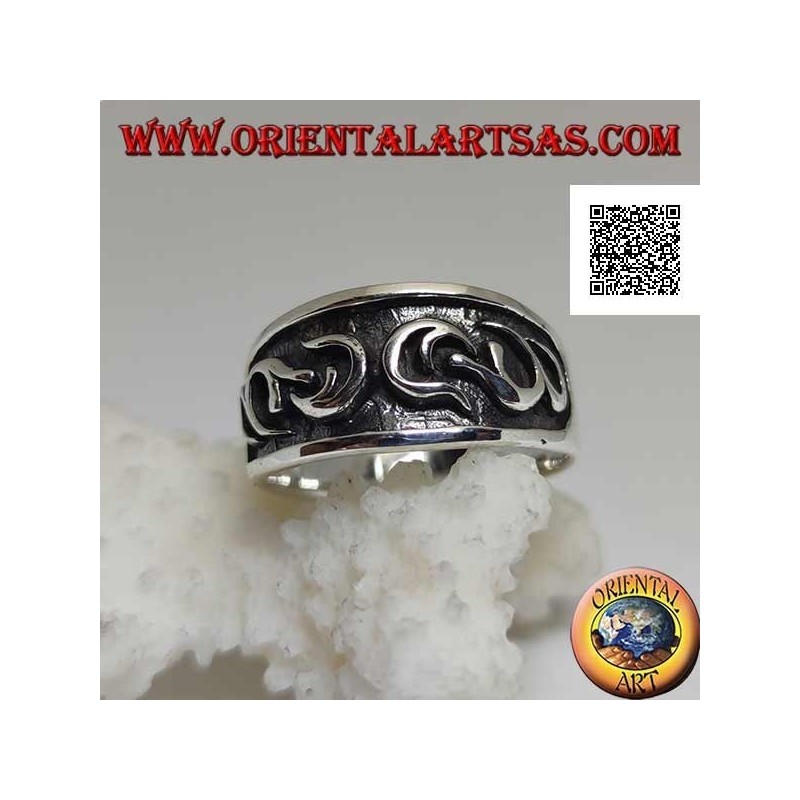 Bague en argent avec bande travaillée à décor gothique en bas-relief sur demi anneau