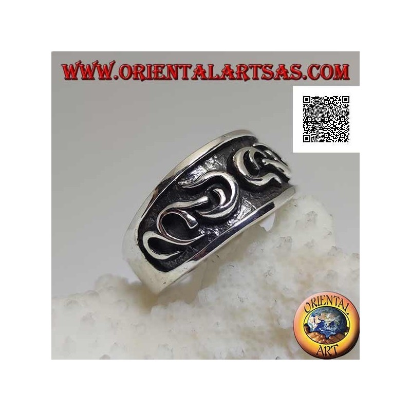 Anello in argento a fascia lavorata con decoro gotico in bassorilievo su metà anello