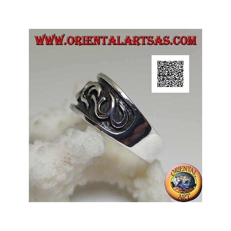 Anillo de plata con banda trabajada con decoración gótica en bajorrelieve en medio anillo