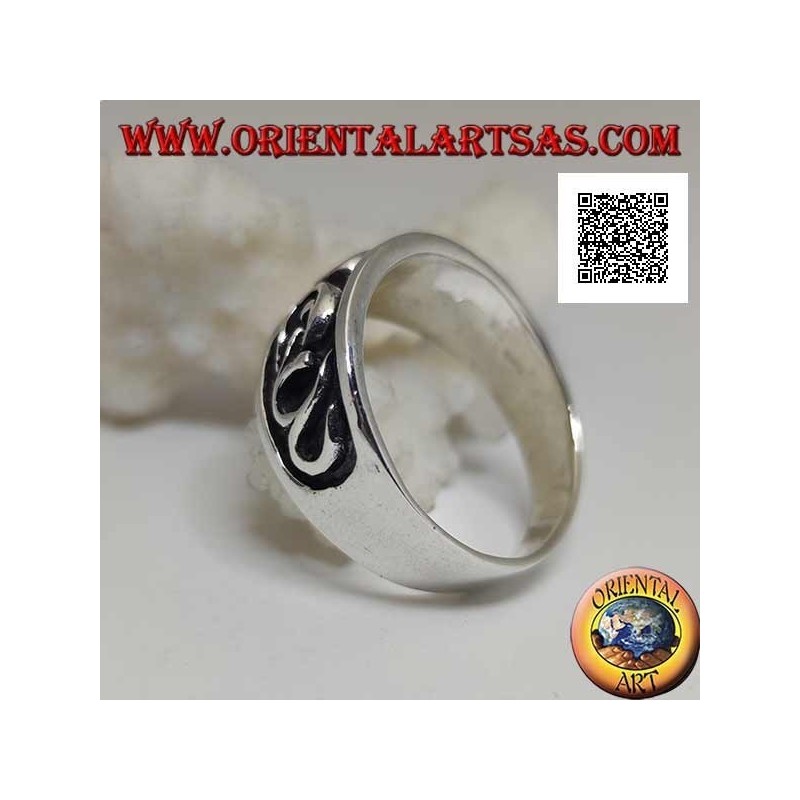 Silver ring with worked band with gothic decoration in bas-relief on half ring