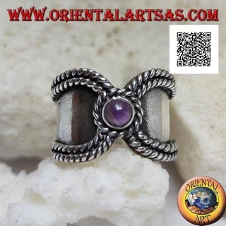 Anillo de banda ancha en plata con entretejido en los lados y amatista redonda para cerrar
