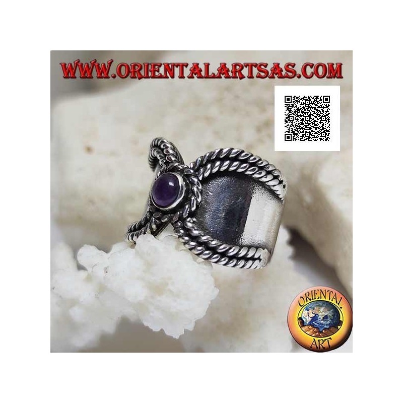 Anello fascia larga in argento con intreccio sui lati e ametista tonda a chiusura