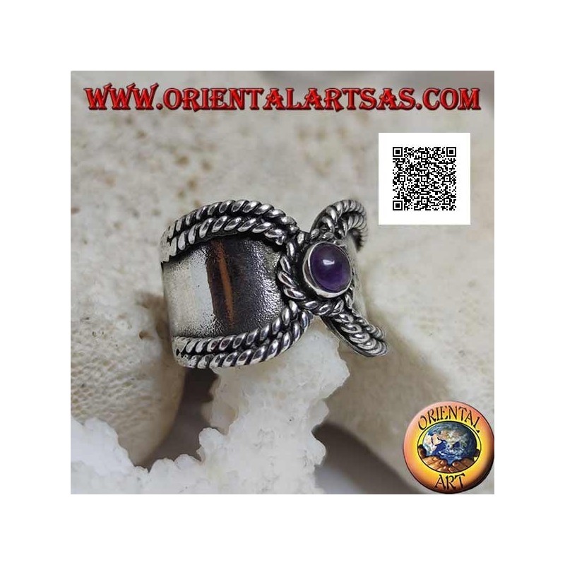 Anillo de banda ancha en plata con entretejido en los lados y amatista redonda para cerrar