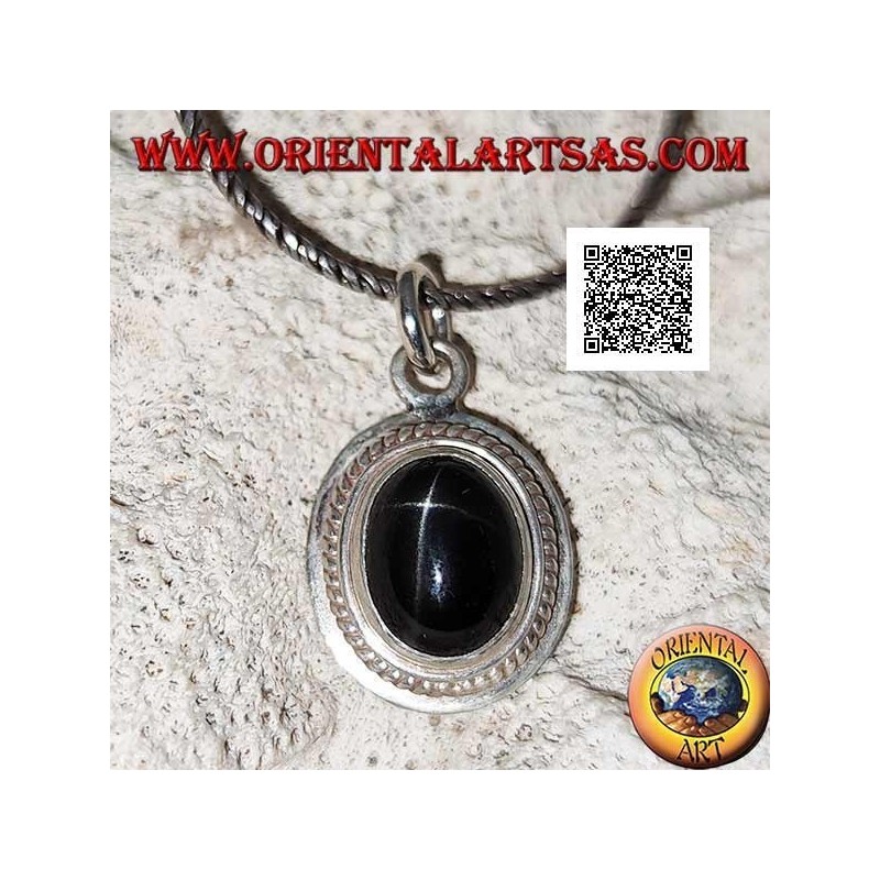 Silberanhänger mit ovalem Cabochon mit schwarzem Stern (Diopside), umgeben von Webart