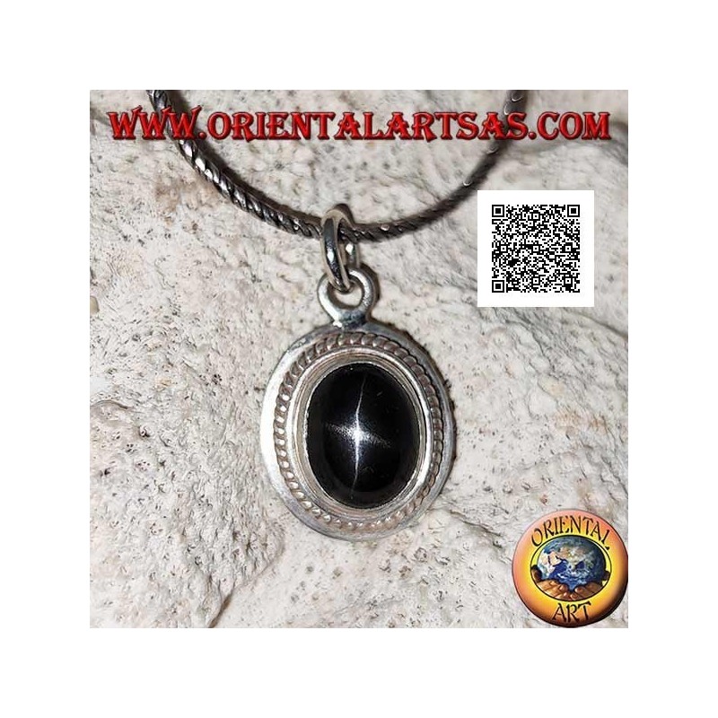 Silberanhänger mit ovalem Cabochon mit schwarzem Stern (Diopside), umgeben von Webart