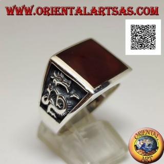 Anello in argento con corniola quadrata e drago di profilo in bassorilievo sui lati