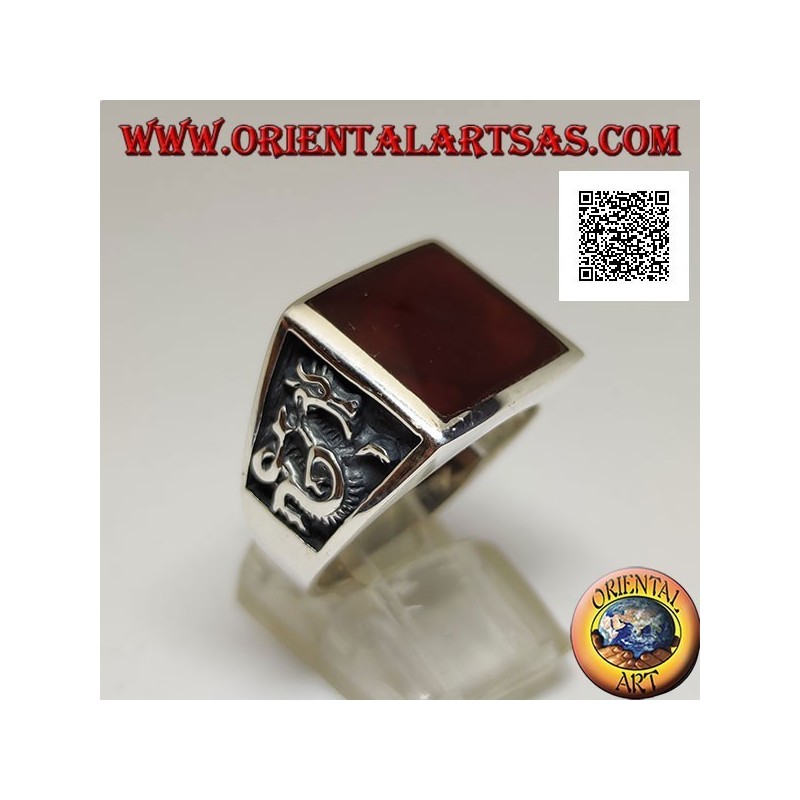 Anillo de plata con cornalina cuadrada y dragón de perfil en bajorrelieve a los lados