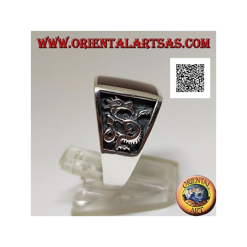 Anillo de plata con cornalina cuadrada y dragón de perfil en bajorrelieve a los lados