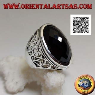 Anillo de plata con gran ónix facetado ovalado y decoración calada ondulada en los laterales