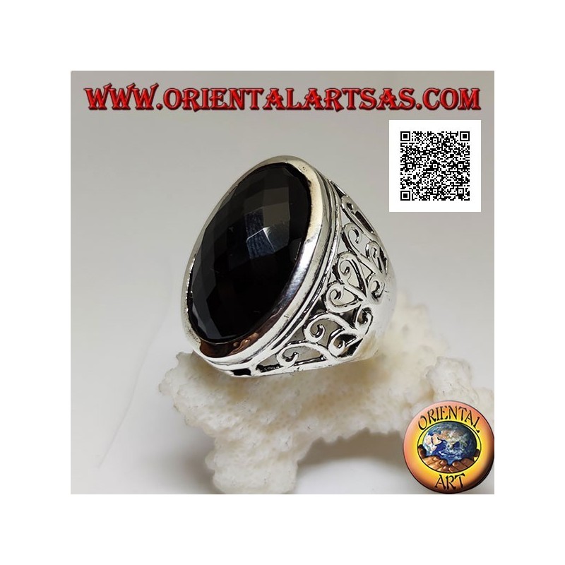 Anello in argento con onice ovale grande sfaccettata e decorazione ondeggiante traforata sui lati